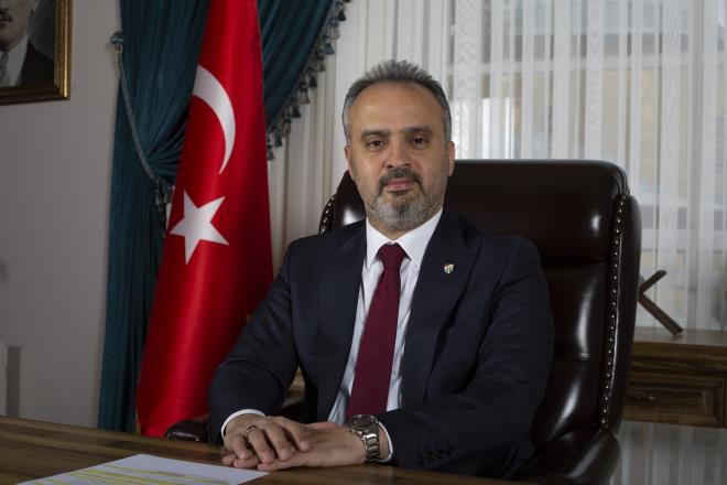 Yeni pakette t�m belediye kirac�lar�n�n kira �cretlerinde y�zde 50 indirime gittiklerini ve �zel halk otob�s� esnaf�na sa�lanan ayl�k maddi deste�in 6 milyon TL’ye ��kart�ld���n� belirten B�y�k�ehir Belediye Ba�kan� Alinur Akta�, “Sa�l�k �al��anlar�m�z�n y�lsonuna kadar olan �cretsiz ula��m kullan�mlar�n� 3 ay daha uzat�yoruz. Okul servislerimizin g�zerg�h izin belgesi bedellerini bir y�l almayaca��z. 1 Ocak’ta yap�lmas� gereken ula��m zamm�n� da 3 ay s�reyle erteliyoruz” dedi.