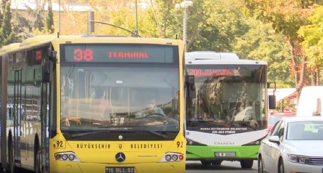 �zel halk otob�s� esnaf�na 52.5 milyon TL destek<br>  Ba�kan Alinur Akta�, ���nc� destek paketi kapsam�nda sa�l�k �al��anlar�n�n y�lsonuna kadar olan �cretsiz ula��m kullan�mlar�n�n da 3 ay s�reyle uzat�ld���n� belirtti. Yeni d�zenlemede okul servislerinin g�zerg�h izin belgesi bedellerinin bir y�l boyunca al�nmayaca��n� dile getiren Ba�kan Akta�, “Pandemi d�neminden olumsuz etkilenen esnaf gruplar�m�zdan olan, kent i�i toplu ta��ma hizmeti veren �zel halk otob�slerine 2020 y�l�nda 45 milyon TL destek sa�lad�k. Bundan sonra da s�re� tamamlanana kadar kent i�i toplu ta��ma ara�lar� i�in ayl�k 6 milyon TL nakdi destek vermeye devam edece�iz. Bu �ekilde BURULA� �irketimiz arac�l���yla bu esnaf grubumuza toplam 52.5 milyon TL katk�da bulunmu� olaca��z” ifadelerini kulland�.