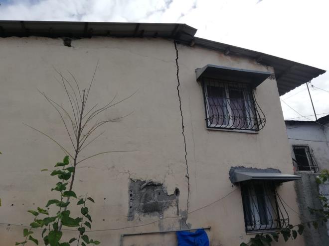 Mahalle muhtar smet Altunkanat da vatandalarn gelen gidenden dolay huzursuz olduunu syledi. Kaznn yapld sokakta yaayan vatandalarn evlerini terk ettiini belirten muhtar Altunkanat, "Sokakta bulunan evlerde atlak olutu. Vatandan maduriyetinin giderilmesini istiyoruz" diye konutu.