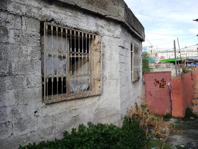 KAAK DEFNECLERN ADRES OLDU  Kaz yaplan evin yanndaki evde yaayan 3 ocuk annesi Mzeyyen Atasever, "Kazy bitirip gittiler, imdi korku iinde yayoruz. Evimizde atlaklar olutu. Can gvenliimiz yok. Terk edilen eve zaman zaman gelen kiiler var. eride hala kaak definecilerin kaz yaptn dnyoruz. Girip kanlar komularmz grm. Biz de pheli birilerini grdmzde polisi aryoruz. Buraya gvenlik istiyoruz" dedi.