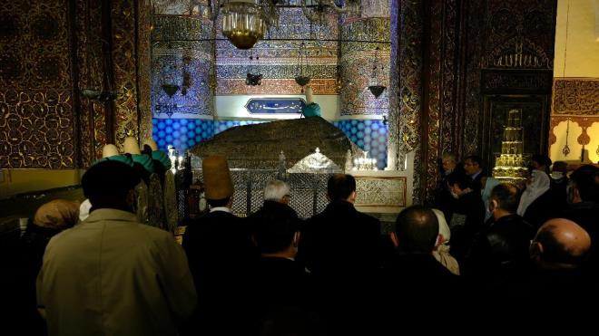 Mevlana'nn lm yl dnmlerinde 'vuslat' trenleri dzenleniyor. Bu yl dzenlenen Hz. Mevlana'nn 74&#8217;nc Vuslat Yl Dnm Uluslararas Anma Trenleri, Mevlana Mzesi'nde sandukasnn banda Glbank duasyla balad. Ardndan Mevlana Kltr Merkezi'nde sema trenine geildi. Yeni tip koronavirs (Kovid-19) pandemisi nedeniyle 1 saat snrlamasyla seyircisiz gerekletirilen trene TBMM Bakan Mustafa entop, Kltr ve Turizm Bakan Mehmet Nuri Ersoy, Konya Valisi Vahdettin zkan, Mevlana'nn 22'nci kuaktan torunu Esin elebi Bayru da katld. 35 yabanc medya alannn da takip ettii program, televizyon kanallarndan Kltr ve Turizm l Mdrlnn sosyal medya hesaplarndan canl yaynland.