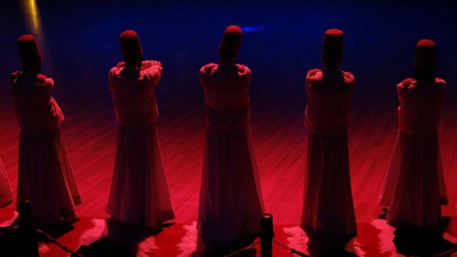 Tasavvuf mzii eliinde gerekleen sema gsterisinde semazenler, ilk nce kollarn apraz balayarak grnte '1' rakamn temsil eder ve bylece Allah'n birliini tasdik eder. Ardndan kollarn her iki tarafa ap zikir yaparak sa eli dua eder gibi yukarya, sol eli aaya aktr. Bu, "Haktan alr, halka saarz, hibir eyi kendimize mal etmeyiz, grnte var olan, vastalk eden bir suretten baka bir ey deiliz" anlamna gelmektedir. Sadan sola kalbin etrafnda dnerek, btn insanlar, btn yaratlmlar, btn kalbiyle sevgi ve akla kucaklaydr. Yedi blmden oluan semann her blmnn ise ayr bir manas bulunuyor.