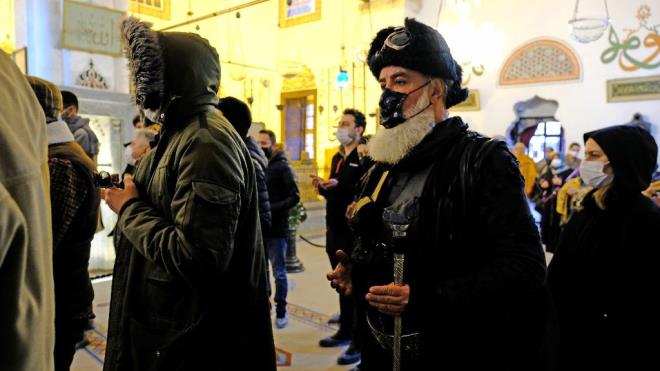 Son yllarda btn hakikatin tepetaklak edilmeye alld baz blgesel ve kresel yanllara ahit olduklarn belirten entop, unlar syledi:    "Bu yanllarn bir ksm, terrle kurulan destekleyici ilikiler zemininde. Bir ksm gsz, yoksul insanlara ve topluluklara zulm eklinde. Bir ksm ise bar ve esenlik dini olan slam&#8217;, onun aziz Peygamberini ve Mslmanlar eytanlatrmak isteyen sefil yaklam ve eylemler eklinde gerekleiyor. Ne diyordu Hz. Mevlana: 'Kpeklerin duda dedi diye deniz kirlenmez.' Gemite btn bir uygarlmz talan eden, yakp ykan Moollarn, bugn de deiik ve ada modellerinin douda ve batda tarih sahnesine kmaya altn gryoruz. Bu bazen dorudan sava ve ykm eklinde, bazen diplomasi masasnda, bazen medya yoluyla maniplasyon, hakaret ve hakikati ters yz etme abalaryla beliriyor. ok ynl ve ok boyutlu bir kuatma, bir yaptrm ve baka yntemlerle engellenmek, yok edilmek, gszletirilmek istenen Trkiye&#8217;mizin dmanlar iyi bilmelidir ki; onlarn adaletsiz ve insan sevgisinden yoksun tm abalar, milletimizin ve devletimizin ayaklar altndadr. ftiharla belirtmek isterim ki bu topraklarn byk ruhu; insanlk ve bar dman, iyilik ve esenlik kart, yerel, blgesel ve kresel odaklara gerekli cevaplar vermitir ve vermeye devam edecektir."