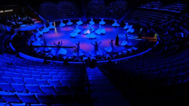 Protokol konumalarnn ardndan Kltr ve Turizm Bakanlna bal Konya Trk Tasavvuf Mzii Topluluu, sema gsterisi yapt. Davetlilerin ilgiyle izledii sema, Mevlevi dervii olarak kabul edilen semazenler tarafndan gerekletirildi. Sema; kulun hakikate ynelip, aklla- akla ycelip, nefsini terk ederek, hakta yok oluu ve olgunlua ermi, kamil bir insan olarak tekrar kulluuna dndr.