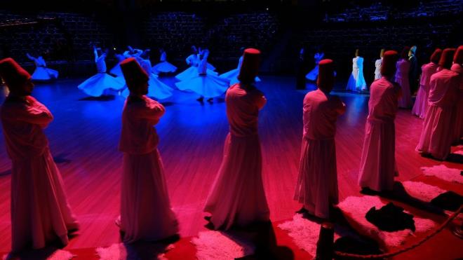 Ersoy, "Bugn dnyaya baktmzda nice insann kendilerine iyilik getirdiklerini syleyenlerin elinde ktlkle tantn gryoruz. Adna demokrasi deyin, zgrlk deyin, medeniyet deyin; dn ve bugn gzel szlerin arkasna kt niyetlerin saklanabildiini yaayarak rendik. Demek ki; iyilii doru yerde doru ekilde ve doru kiilerde aramak da bir meziyettir. stelik yanl ile dorunun nice rnei, ba ve sonuyla karmzda dururken girdiimiz yanl yolun mesuliyetini de stlenmek zorundayz. Tercihi yapan bizken sonu iin bakasn sulayamayz. te bu yzden Mevlana&#8217;ya dnyoruz. Onu anlamaya, anlatmaya ve yaamaya alyoruz. Kendi iimizden iyilik aram ve bulmu, saysz insana da buldurmu bir rehber varken ona bavurmaktan daha doal ve dorusu yoktur. unu da unutmayalm yanl yapmak insana mahsustur. Beeriz, yle ya da byle yoldan ayoruz. Ama bizim deerlerimizde umutsuzluk yoktur. Bu dergaha her geliimizde biliriz ki kap daima ak. Yeter ki gnlmze kilit vurmayalm, ieriye girmekten ekinmeyelim" diye konutu.