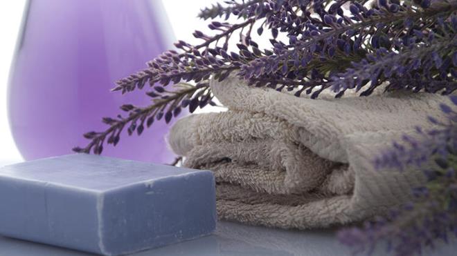 Sabun  <br>  Sabununuzu do�rudan du�unuzun ak�nt�s�na yak�n tutmak raf �mr�n� k�saltabilir. Su, kal�p sabunu k�racak ve kal�nt� banyonuzda birikecektir. Sabunu saklaman�n en iyi yolu, du�un d���nda ve kurumas�na izin veren delikleri olan bir sabunluktur.