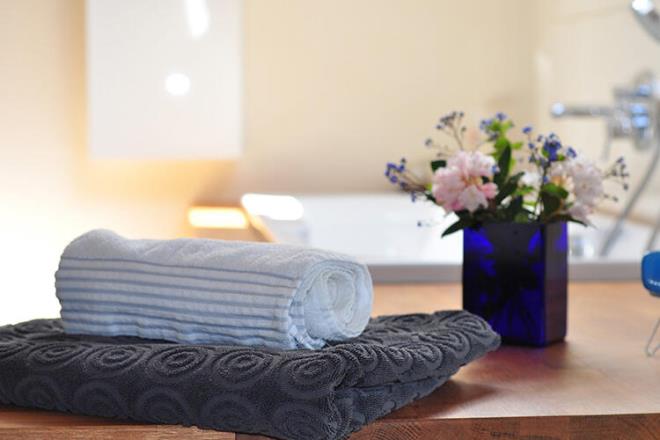 Havlu<br>  Kullan�lm��, nemli havlular�n�z� banyoda tutmak �ok yanl�� bir hareket olabilir. S�cakl�k ve nem banyolar� bakteriler i�in m�kemmel bir �reme alan� haline getirir. Havlular� ise t�m mikroplar� toplayarak cildimize aktar�r. �deal olarak havlular�n�z� 3 kullan�mdan sonra y�kamal� ve tekrar kullanmadan �nce tamamen kurumas�n� beklemelisiniz.