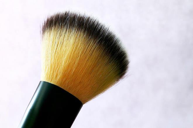 Makyaj f�r�alar�  <br>Bakteri �remesini �nlemek i�in f�r�alar�n�z� d�zenli olarak temizlemeniz ve sonras�nda d�zg�n bir �ekilde kurutman�z �nemlidir. Ancak f�r�alar�n�z� y�kamay� bitirdikten sonra, kuru bir yerde ve f�r�an�n y�z� yukar� bakacak �ekilde fincan i�inde saklamak daha iyidir. Banyodaki nemli hava, k�f ve bakterilerin f�r�aya yay�lmas�na neden olur. Daha sonra kulland���n�zda ise mikroplar� cildinizde toplayacakt�r.