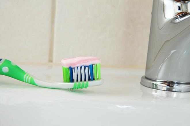 Di� f�r�as�  <br>Tuvalet kapa�� a��kken sifonu �ekti�inizde, mikroplar 3 metreye kadar yay�labilir ve b�y�k olas�l�kla di� f�r�an�z�n her taraf�na bakteri bula�abilir. Di� f�r�an�z� tuvaletten olabildi�ince uzakta ve tamamen kuruyabilece�i bir yerde tutmal�s�n�z.