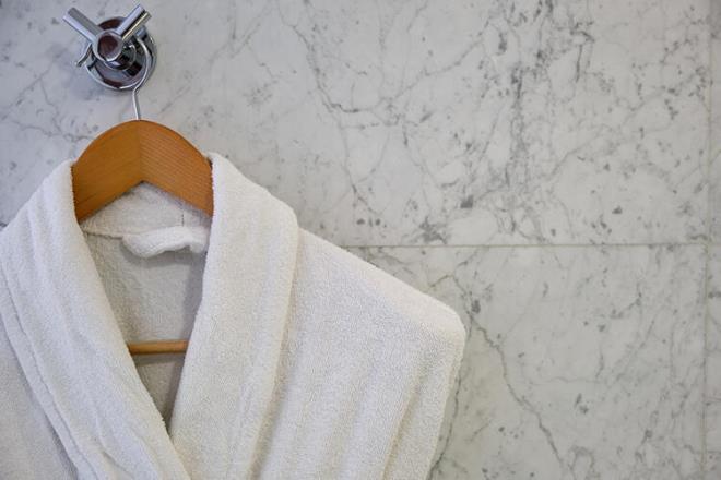 Bornoz<br>  Banyo havlular� gibi nemli bornozlar da mikrop ve bakterileri bar�nd�rabilir. Nem bornozlara ho� olmayan bir koku kazand�r�r. Du�tan hemen sonra nemli bir bornoz giyiyorsan�z, du�unuzu da anlams�z sayabilirsiniz. Bornozunuzu banyonuzda ask�da saklamak yerine, havayla kuruyabilece�i bir yere as�n.