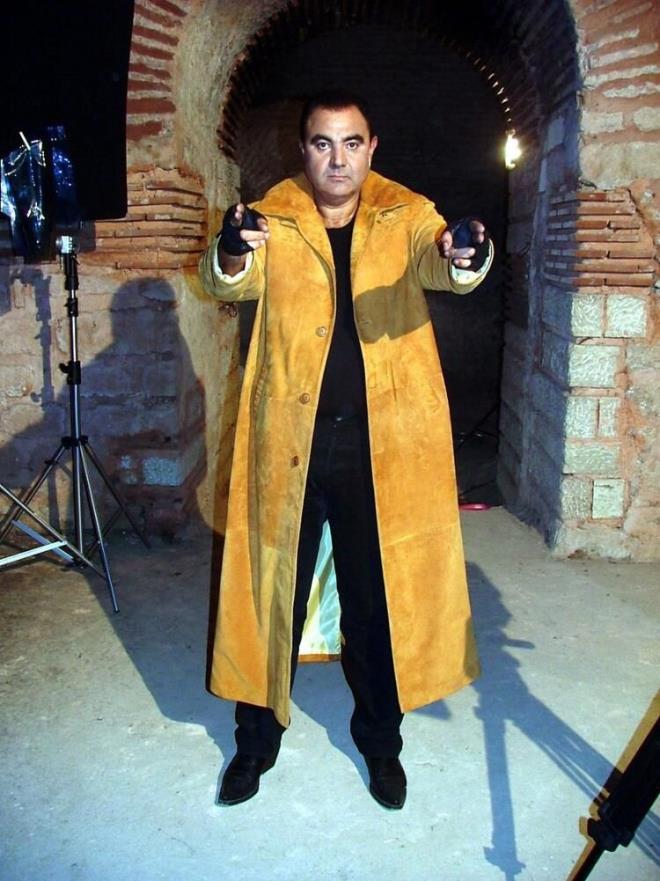 Baa dnersek habercilik hayatnza nasl girdi? lk yaptnz haberi hatrlyor musunuz?H<br>rriyet Gazetesi&#8217;nin 1972 ylnda at szl ve yazl snava yaklak 3 bin kii katlmt. Olduka zor snav 3 kii kazanmt. Biri Hrriyet Gazetesi eski Yaz leri Mdr rahmetli Orhan Olcay, dieri DHA eski Genel Mdr Uur Cebeci ve ben. Hrriyet istihbarat servisinde geen tam tamna 18 yllk bir yazl basn maceram var. Havaliman, polis ve sava muhabirlii yaptm. ok sayda yaz dizisi ve zel haberlerle hep ilklere imzam attm. 1981 ylnda Irak-ran Sava&#8217;nn en ateli dneminde Irak eski lideri Saddam Hseyin&#8217;le grmeyi baaran ilk gazeteci oldum. Gazete iki gn haberimi manetten verdi. Ayrca, 14 gnlk &#8216;&#8217;Hmeyni&#8217;nin ran&#8217;&#8217;&#8217; adl yaz dizim gazetede bir ilkti. Sava her iki cepheden de yllarca izledim.