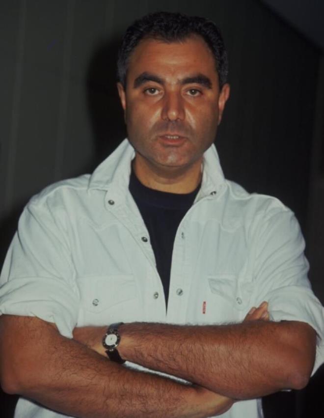 Sar ceketiniz, beden dilini kullan biiminiz, programn banda ve sonundaki konumanz... Nasl kt bu slup?<br>  Televizyon dnyasnda izleyicilerin akllarna kaznan bir slup oluturmak her babayiidin harc deil. Bu konuda mtevaz olamayacam, kusura bakmayn. nsanlarn zihnine sadece anlattnz konularla girmek ve hafzalarda kalmak imknszdr. Bunu yapabilmek iin kendine has slubu olan bir sembole ya da bir imaja ihtiyacnz vardr. Bu yapy kurmak iin de srtnz bilgiye dayamalsnz. Edebiyatn demir leblebisi olarak anlan isimlerin kitaplarna bavurdum. Elbette bir de en nemlisi ve bu iin olmazsa olmaz, bir Sadettin Teksoy&#8217;a ihtiya var.