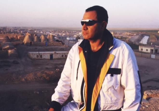 Dostluumuza binaen krmayp balandm: Uur Dndar bu haberi atlamt. Kendisi benden canl yayna kmam istedi. stanbul dnda olduumu belirtince, en azndan telefonla ana habere balanmam rica etti. Ben de eski dostluumuza binaen krmayp balandm. Ekranda ismimin altna yazdklar yazy grmem mmkn deildi. Benim konuyla ilgili anlatmm srasnda akllarnca &#8220;Canavar Uzman&#8221; yazarak dalga gemi, benim bir numara olmam ekemeyerek kendini avutmutu. in asl bu. Bu olaydan karlacak sonu: Altn amura dmekle bakr ya da teneke olmaz!