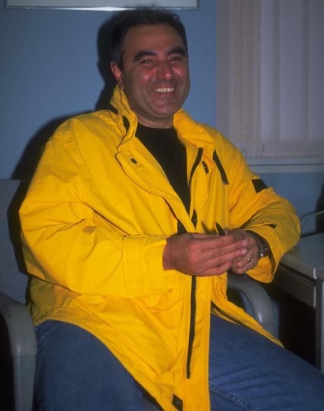 konik program &#8220;Teksoy Grevde&#8221;nin balangc nasld?<br>  1992 ylnda televizyona zel haber muhabiri olarak transfer oldum. Yaptm haberler ana haberde 3 ila 5 dakika arasnda yer alyordu. O dnem RTK olmadndan haberlerimin arasna reklam giriyordu. Program teklifi geldi ve 1994&#8217;de &#8220;Teksoy Grevde&#8221; yayna girdi.