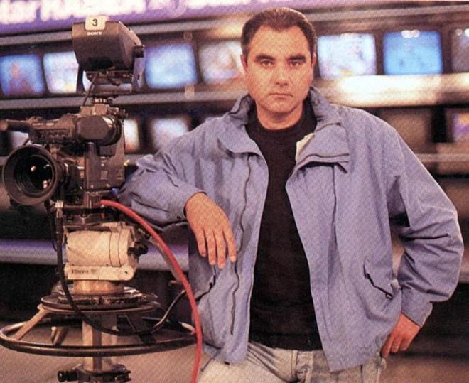 Global bir sanal ky: Gnmzde her ne kadar gelimi bir teknoloji dnyasnda yaasak da aslnda bu gelien teknoloji bizi sosyal yaamdan daha da uzaklatrd. Medya gurusu olarak anlan Kanadal iletiim kuramcs Marshall McLuhan, &#8220;Global ya da Kresel Ky&#8221; diye adlandrd kuramnda 21&#8217;inci yzylda iletiim, sosyal medya gibi teknolojinin ilerleyeceini, herkesin oturduu yerden her habere kolay yoldan ulaabileceini sylemiti. Bu olayn adeta dnyay kk bir toplulukmuasna &#8220;global bir sanal ky&#8221;de yaatyor izlenimi verecei tezini ortaya atmt. Bugn yaadmz da tam olarak bu...