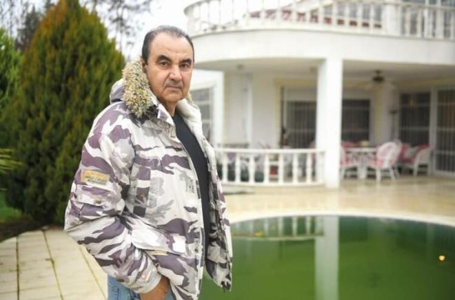 nl Billur Tuz cinayeti: Ac, kan ve gzyann hakim olduu o ortamlar anlatmaya ne szler ne de kelimeler yeter. Korkun bir deneyim. Savan merkezine gitmemde en byk etken 1979 ylnda gsterime giren Coppola&#8217;nn &#8220;Apocalypse Now&#8221; filmi olmutu. Tabii, gen oluum, heyecan ve de maceray sevmemi de eklemek gerekir. nl Billur Tuz cinayetinin katilini polisten nce ben buldum. Suudi Prens klna girip yanmda kara araflara brnm szde eimle stanbul&#8217;da Araplarn yaad sorunlar dile getirdim.