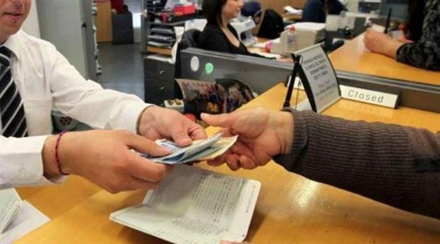 Gurbeti evlat, babasnn talep ettii 16 bin Euro&#8217;yu banka havalesiyle babasna gnderdi. Paray SGK&#8217;ya deyen baba emekli olduktan bir sre sonra vefat etti. Anne ise einden kalan emeklilik maan almaya balad. Annesine, &#8216;Anne, babama verdiim bor paray demeyi dnyor musun?&#8217; diyen evlat, ald ok cevapla sarsld.