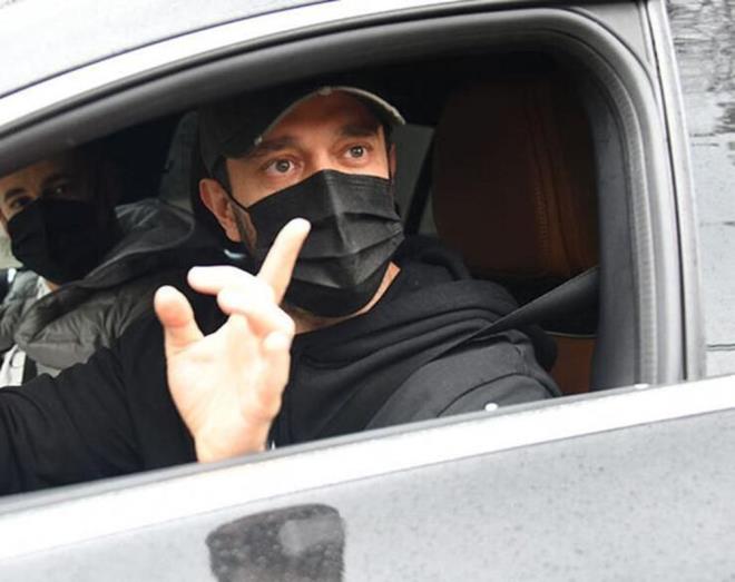 nl arkc Murat Boz, lks aracyla Yeniky&#8217;de grntlendi. Oto galeriden karken grntlenen arkc, gazetecilerin sorularn yantlad.