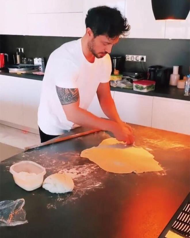 Getiimiz nisan aynda karantina srecini frsat bilen Boz, mutfaa girmi ve elleriyle hamur aarak lahmacun yapmt.    nl arkc, bu anlarn videosunu da sosyal medya hesabndan takipilerinin beenisine sunmutu.