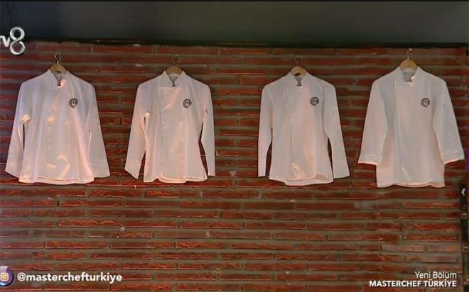 Masterchef 4'ls ifa oldu iddias : Sylentiler gerek kt. Masterchef Trkiye'de Eray elendi. zgl ile birlikte son 2'ye kalan Eray yarmaya veda eden isim oldu. Bolu'lu Eray Aksungur'un elenmesiyle birlikte Masterchef'in son 4'ls de belli oldu. Bu durumda Masterchef nlne giyecek isimler Emir ile birlikte Barbaros, Serhat ve zgl oldu. Peki Masterchef'ten elenen Eray nereli, Danilo efle olan mazisi nedir? te Eray hakknda merak edilenler:
