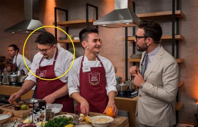 Masterchef Trkiye 2020 yarmaclarndan olan Eray Aksungur, ilk blmlerle birlikte ne kan isim oldu. Yemeklerdeki yeteneinden ok 'uyumsuzluu' ile konuulan Eray Aksungur, aslnda ekran deneyimine sahip bir isim. Masterchef Trkiye'den nce Lezzet Akademisi isimli yarmada yer almt. Show TV'de ekrana gelen bu yarmadaki jri yelerinden biri ise Danilo efti. Eray ile Danilo efin tanl bu yarmaya dayanyor.