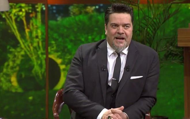 22 sezon boyunca ekranlarda yapt Beyaz Show programyla seyircinin gnlnde taht kuran Beyazt ztrk 2018 ylnda yllarn show programn sonlandrmt. Kanal D ile ilerini ayran ztrk, Acun Ilcal ile anlaarak O Ses Trkiye jrilii yapmaya balamt.