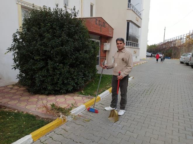 alt sitede daire almann mutluluunu yaayan zm, "2010 ylnda Saray sitesinde kapc olarak greve baladm. Burada almaya baladmda kendi kendime acaba benim de burada bir dairem olur mu diye dndm. Uzunca bir sredir birikim yapyordum. Oradan buradan kesinti yaparak birikim yaptm ve Allah&#8217;n izniyle hamdolsun kapclk yaptm sitede daire sahibi olduk. uan bir dairem burada mevcut, asgari cretle alyorum ve geiniyorum" dedi.