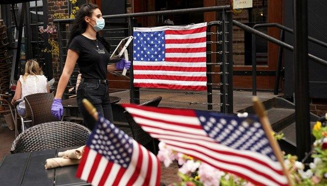 'Virs ABD'den km olabilir'<br>    Baz bilim insanlar yzde 70 daha fazla bulac olduuna inanlan yeni varyasyonun, virs yksek teknolojiyle takip ettii iin ngiltere&#8217;de tespit edildiini, ancak virsn ilk nce ABD&#8217;de ortaya km olabileceini ne srd. Bununla birlikte, u ana kadar mutant virsle enfekte olan hibir vakann bildirilmedii ABD, ngiltere&#8217;ye seyahat kstlamas uygulayan 30&#8217;u akn lkenin arasna katlmaya hazrlanyor.