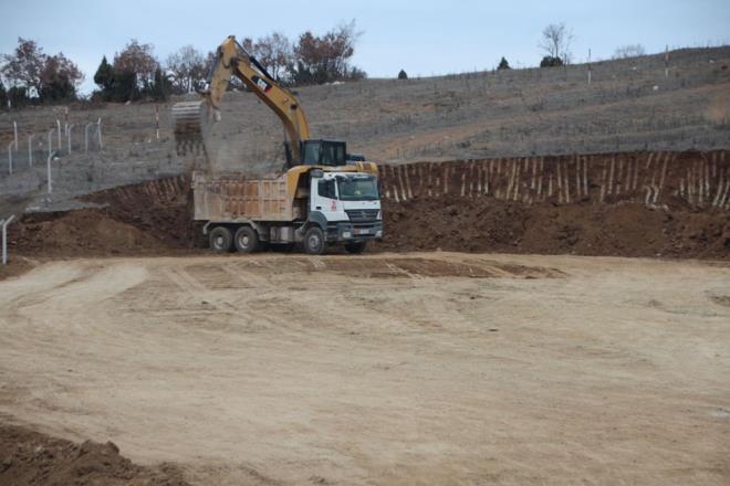 MADEN A'YE YEN ATAMA    Altnn lke ekonomileri asndan nemine dikkati eken Poyraz, unlar kaydetti:    "Bugn iin yaklak 6 milyar dolarlk varln Trkiye ekonomisine katksnn bunun ok zerinde olaca muhakkak. Biz bunu milli, lkemizin bir meselesi olarak gryoruz. Sayn Cumhurbakanmzn milli ekonomi hassasiyetini yakinen biliyoruz. Biz bunu milli imkanlarla milli ekonomiye kazandrma noktasnda Gbreta ve Tarm Kredi olarak zerimize ne derse yapacaz. 2 yllk hedef koyduk kendimize, bu srede bu deeri ekonomimize kazandrmaya balayacaz. Hzl ekilde teknik almalarn ve orayla balantl kalan resmi prosedrleri yerine getirip, yatrm srecine geeceiz. Gbreta Genel Mdr Yardmcs Mahmut Karaman'n da Maden A&#8217;ye Genel Mdr olarak atamasn yaptk"