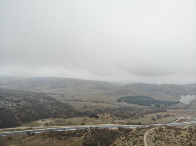 "KEND MKANLARIMIZLA IKARACAIZ"    Genel Mdr Poyraz, Trk ekonomisine bu madeni kazandrmak iin ciddi hazrlklar yrttklerini belirterek, "letmesini farkl bir firmaya verebilirdik ya da baka bir firmayla ortak olabilirdik ancak Gbreta Maden A irketini yaplandrarak Gbreta'n gc, Tarm Kredi'nin desteiyle bu madeni kendi imkanlarmz, kendi ekiplerimiz, kendi yatrmlarmzla karp Gbreta, Tarm Kredi ve Trk tarmna kazandrma kararn verdik. En son verdiimiz nihai karar, biz bunu milli, yerli kaynaklarla Tarm Kredi ve Gbreta i birliiyle Maden A'yi dorudan doruya bu ii yapacak ekilde tekilatlandrarak, teknik anlamda donatarak, finansman anlamnda destekleyerek kendimiz yapacaz. Buradan elde ettiimiz deeri de Gbreta'a kazandrp, irketin tesislerinde, yenileme yatrmlar ve yeni yatrmlarla Trk tarmna ve ekonomisine kazandracaz. Teknik hazrlklarmz ve finansman almalarmz hzla devam ediyor, 2 yl iinde buradaki madeni Trk ekonomisine kazandracaz. 2 yl iinde ilk altn kartp, Trk ekonomisinde deere dntrmeyi hedefliyoruz" dedi.