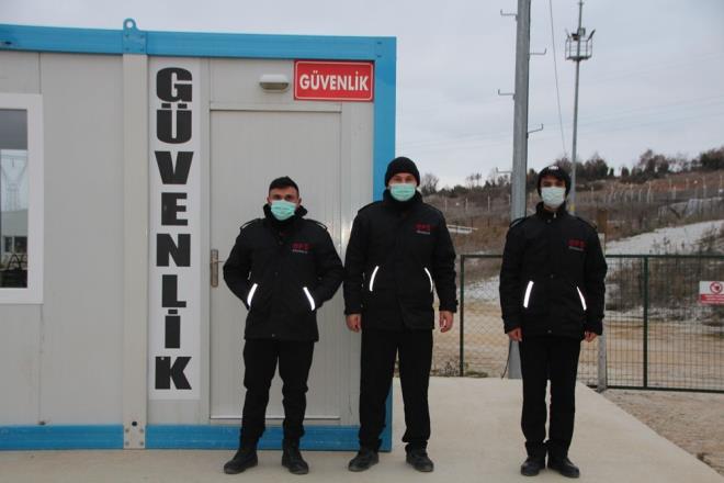 YAKLAIK DEER 46 MLYAR LRA    Trkiye Tarm Kredi Kooperatifleri Genel Mdr ve Gbreta Ynetim Kurulu Bakan Fahrettin Poyraz konuyla ilgili bir aklama yapt. Bugnk fiyatlar zerinden rezervin yaklak 6 milyar dolar (46 milyar lira) deerinde olduunu syleyen Poyraz, unlar kaydetti:    "Borsaya bildirdiimiz raporda da sahada yaklak 3,5 milyon ons kaynak olduu ortaya konuldu. Bunun da 1 milyon 920 bin onsunun kesinlemi, u anda karlmaya hazr altn rezervi olduu ortaya konuyor. Ayrca 1,6 milyon onsun da kaynak olarak yzde 83 orannda rezerve dneceinin tespiti yaplyor. Bu miktar da hesaba katnca St altn madeni sahasnda yaklak 3,2 milyon ons civarnda altn varlndan bahsedebiliriz. Bugnk fiyatlar zerinden bunu da deer olarak ortaya koymaya kalktmzda yaklak 6 milyar dolar civarnda bir deerden bahsediyoruz."