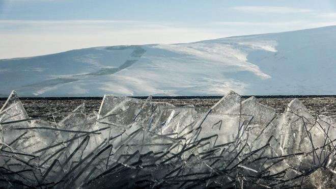 Dou Anadolu Blgesi&#8217;nin Van&#8217;dan sonra ikinci byk gl olan ldr&#8217;n yzeyi, bu yl ge de olsa donmaya balad. Gln yzeyini kaplayan buz ktlesi rzgarn etkisiyle paralanp sahile vurdu.