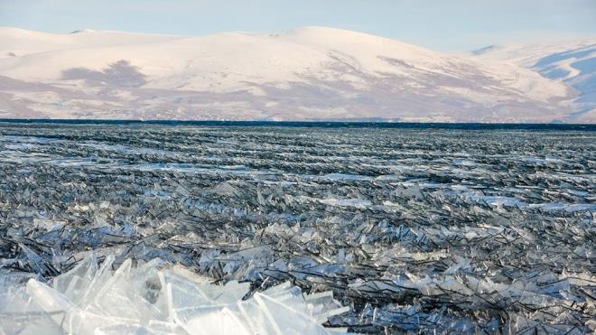 Akakale kynde balk lokantas ileten Turhan Kl, rzgarn etkisiyle buz ktlelerinin krldn syleyerek, "Glde oluan kasrgadan dolay buz ktleleri olutu. Buras u anda tamamen Antarktika&#8217;y anmsatmakta ve kristal gl haline dnt" diye konutu.