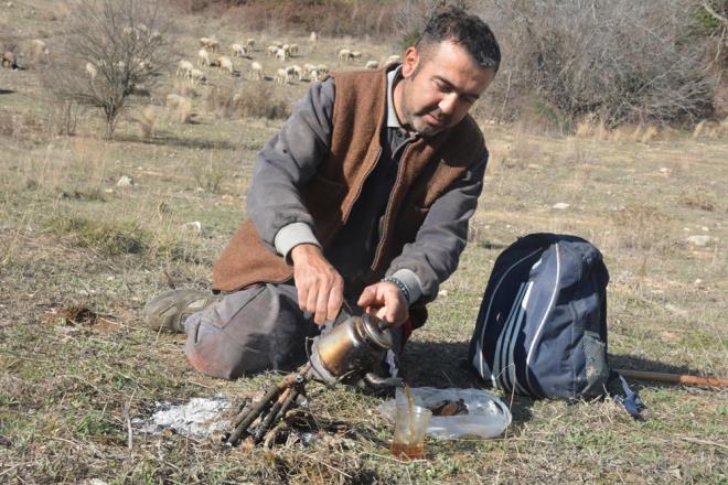 Kyde doal yaama kavutum. Her eyiyle organik besleniyorum. Koyunlar meraya otlatmaya karttmda zellikle le yemekleri srasnda doadan topladm kuburnular ile ay demliyor, bolca c vitamini alyorum. Salgnn olduu bu dnemlerde doal beslenmek, organik beslenmek gerekten keyif verici&#8221; dedi.