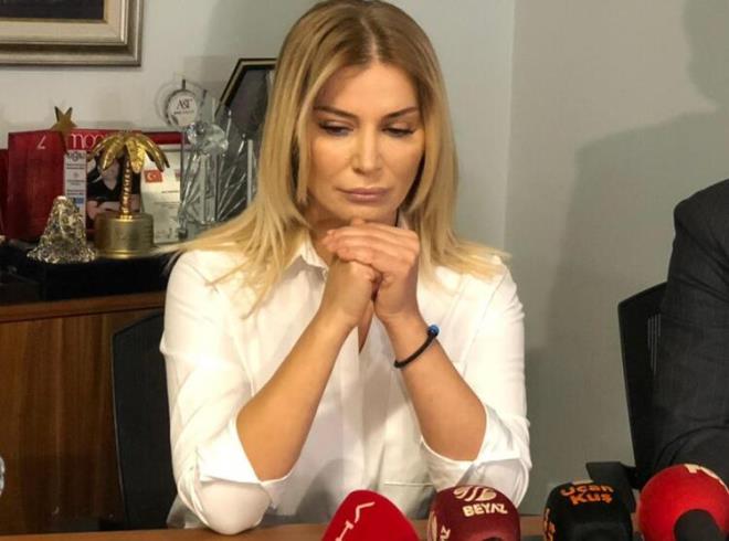 "EVME HACZ GELD"  Karl, ayrlmaya karar verdiini, einin araya hatrl kiileri koyduunu belirtti. Karl, "Eski eim bir gn eve geldi, ayrlmak istediimi syledim. Oturduu yerden frlad, bende ne bel brakt ne de bbrek brakt. iddete maruz kaldm. Bu sre zarfnda srf ocuumun gelecei iin sustum" dedi.