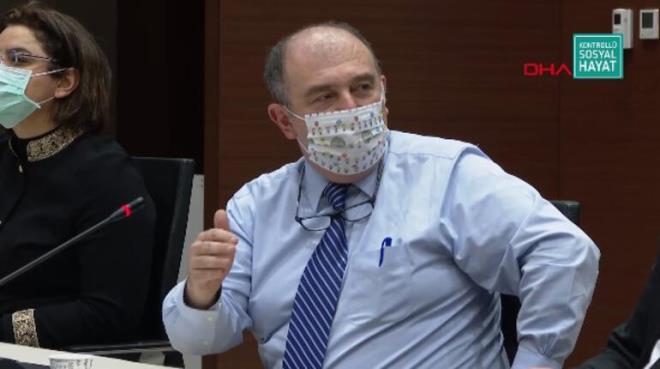 ocuklarn zellikle Covid-19 virsn aldklarnda ok fazla semptom gelitirmiyorlar ama vcutlar buna bir cevap gelitiriyor. Gzlerinde kzarklk, kalplerinde tulum, ciltlerinde dknt gibi. MISC- dediimiz tablo da o.    Virsn bulatrclnn arttn sylyor ngiltere'deki mutasyonla ilgili deerlendirmeler ama bu tam kesin olarak gsterilmi deil. ocuklarda ister istemez virsn says artracaktr ama ngiltere'de vaka tayan ocuk saysna bir art olarak grlmedi bu. ocuklardaki vaka saysnda art olarak bir yansmamz yok."