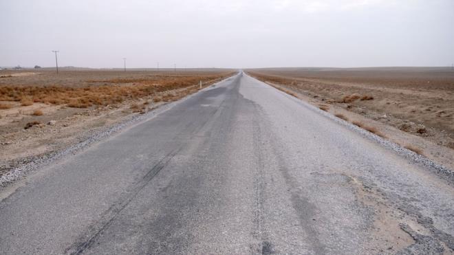 UYDUDAN TESPT EDLD  Karapnar blgesindeki obruk almalarn yrten aratrma ekibi bakan Prof. Dr. Yaar Eren, Dr. retim yesi eyda Parlar ve Aratrma Grevlisi Berkant Cokuner, uydu grntlerini incelediklerinde, Karapnar ile merkezinin 26 kilometre kuzeybatsnda Byk ral Yaylas ile Ackuyu arasnda yzey yarklar tespit etti.