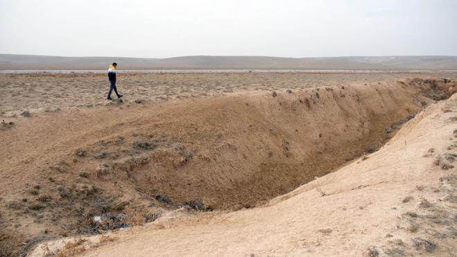 Arazide yaplan incelemelerde genilii yer yer 10 metre, derinlii 8-10 metre arasndaki yarklar incelendi.