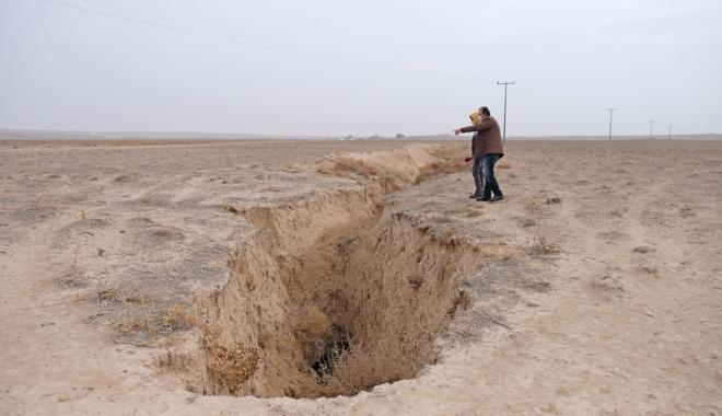 &#8216;OBRUK BELL BR ENGELDEN DOLAYI TIKANMI&#8217;  Obruun olumas srasnda bir engel tarafndan oluumunu tamamlayamadn syleyen aratrma grevlisi Berkant Cokuner de, &#8220;nceleme yaptmz blge, bir krk hatt boyunca 180 tane obruk iermekte. Bu obruklarn bazlar binlerce yl nce olumakta olup, bazlar yeni olumu hatta olumaya devam eden obruk gruplarmzn says olduka fazla. Bu obruumuz ise yarklar halen olumakta ve karayolunu da deforme etmekte. Bu obruk, burada bulunan zellikle karayolunu veya etrafta bulunan yaylalar tehlike altnda brakmaktadr. Bu obruk belli bir engelden dolay tkanm ve tamamen kmemitir. Bunun belirlenmesi, derinliin ne kadar devam ettiini, obruun hareketine devam edip etmeyeceini ileride yaplacak jeofizik almalar sonucunda ortaya konulacaktr&#8221; diye konutu.