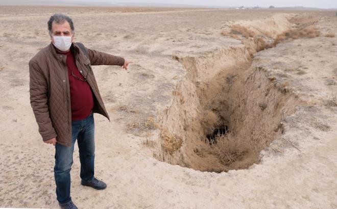 DEV OBRUK OLUUMUNA DEVAM EDYOR  Obruun oluumuna devam ettiini, derinliinin ise yaplacak detayl incelemelerle belirlenebileceini kaydeden Prof. Dr. Eren, &#8220;Yredeki izgisel yaplara baktmz zaman zellikle kara yolunda obruun deformasyon oluturduunu, dolaysyla oluumuna az da olsa devam ettiini gzlemlediimiz bir obruk. Blgedeki yaplara baktmz zaman yarklarn getii kesimde yolu deforme ettiini gryoruz. Obruk, oluumuna devam ediyor ama altnda ne kadar derinlik olduunu, yrede yaplacak detayl almalar sonucu belli olacak. Yrede AFAD ve KOP i birliiyle grntlemeler ve haritalamalar yaplyor. Jeofizik almalaryla beraber, buradaki obruun yer altndaki zellikleri de belirlenmi olur. Bu obruun ortasndan geen yolun da sk sk deforme olduunu gryoruz. Bu obruk gemite olumu, oluumuna da devam eden devasa bir obruk&#8221; dedi.
