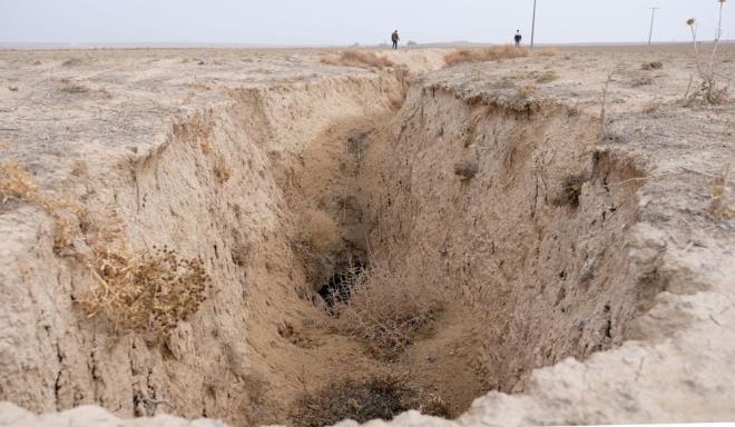 630 METRE APINDA DEV OBRUK  Obruk aratrmalar srasnda uydu grntlerinde elde edilen verilerdeki yarklardan yola karak 630 metre apndaki obruu tespit ettiklerini belirten Prof. Dr. Yaar Eren, unlar syledi:    ''Blgedeki almalarmz srasnda uydu grntlerini incelediimizde bir oluuma rastladk. Kontroln yaptmzda en az bizim tespit edebildiimiz 3 tane dairesel yark belirledik. almalarmz sonucunda yzeydeki yarklardan, olumakta olan 630 metre apnda bir obruk tespit ettik. Obruun yarklar, yer yer 10 metreye varabiliyor. Yarklar boyunca da grnrde 8-10 metre civarnda bir derinlik sz konusu. Tabi obruun alann tmden incelediimiz zaman 4-5 metre civarnda genel kmeler var. Yine bu dairesel yarklar ierisinde ap 10 metreye, derinlii 8 metreye varan obruk oluumlarn izliyoruz. Bu obruk yeni bir oluum deil. Gemite olumaya balam ve yer altndaki herhangi bir engel nedeniyle oluumu sonlanmam, tmden gelimemi.&#8221;