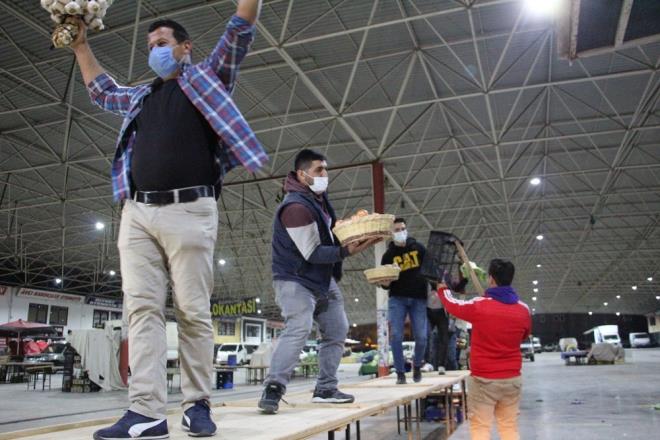 Antalya&#8217;da bir grup pazarc Kepez ilesi Glveren Kapal Semt Pazar&#8217;nda bir gn sonras satacaklar rnleri akamdan yerletirmeye balad.