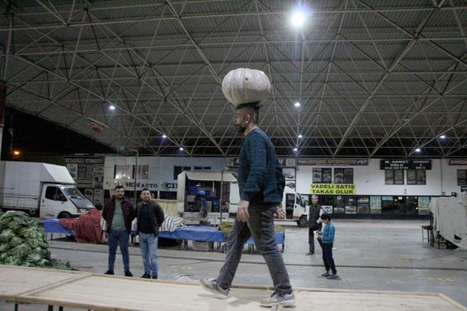 Pazarclar, ellerine soan uval, karnabahar, sarmsak, lahana, patates, spanak, havu, meyve kasas ile podyumda mankenler gibi rn tantt.