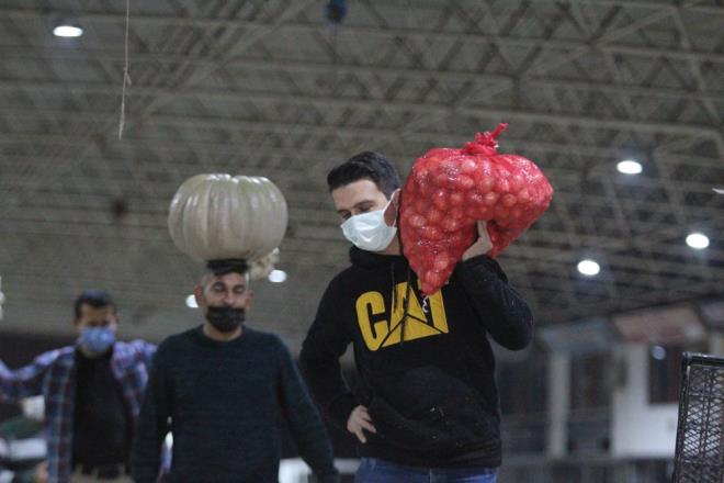 Onlarca pazarc aralarndan atklar hareketli mzikler eliinde rnlerine tezgahlara dizerek hazrlad.    Bu anlarda pazarc esnafndan Sleyman Atmaca ve pazarc arkadalar elence amal bir defile yapp video ekmeye karar verdi.