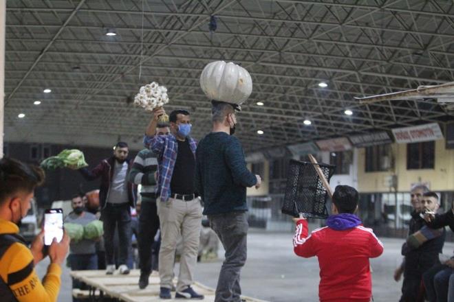 nsanlarn yznde bir tebessm uyandrabilmek iin kendi aralarnda bir sebze meyve defilesi dzenlediklerinin altn izen Atmaca, &#8220;Buradaki amacmz insanlara hem pazarcy hem de pazar sevdirebilmek. Alveri merkezlerine deil de pazarlar tercih etmelerini istedik. Bizim reklam ekecek gcmz yok. Tantmmz yapamyoruz. Bizimde aklmza bu fikir geldi. rnlerimizi sattmz tezgahlar bir yry podyumuna evirdik&#8221; dedi.