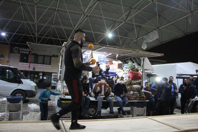 Elence ve tantm amal ektikleri defilede katlmc saysnn giderek arttn belirten Sleyman Atmaca, &#8220;Kameramz plastik kasa oldu. Amacmz elenmekti. Bu kez katlm 10 kiiyi buldu. Defilemiz deiik konseptlerde devam edecek&#8221; dedi.