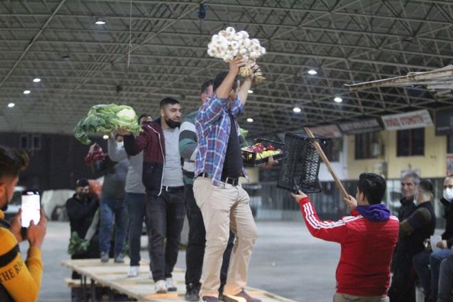 Atmaca ve arkadalar nce sat yaptklar tezgahlardan bir defile podyumu hazrlad. Corona virs dneminde hem kendileri hem vatandalar elendirmenin yannda, k sebze ve meyvelerini de tantmay amalayan grup, temsili bir jride hazrlamay ihmal etmedi.
