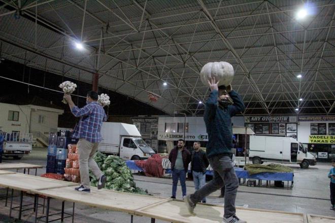 Mzie de ayak uyduran pazarclar, rnlerini jriye tantt. Pazarclarn bu defilesini bir arkadalar kasay kamera gibi yaparak grntledi.