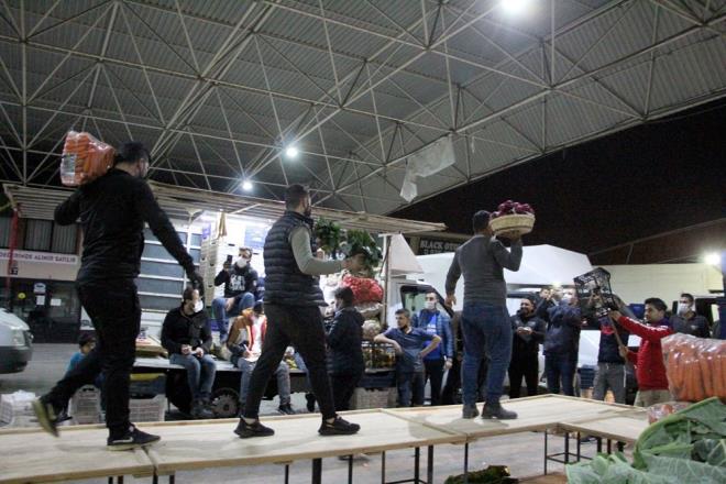 Platform zerinde arkadalarnn ellerine ald klk rnleri tanttn dile getiren Atmaca, &#8220;Temsili kameramz ve jrimiz bile var. Sarmsak, soan, patates, havu, spanak, kereviz, prasa, portakal, turp, elma gibi rnleri tanttk. Podyumumuz sehpalarmz oldu. Ama sehpalarn zeri rtszken yrdk. rnlerimizi satarken o tezgahlarn zerine rtlerimiz var onlar seriyoruz. Ayaklarmzn bast yerde rn satmyoruz. Yanl anlalmasn&#8221; ifadelerine yer verdi.