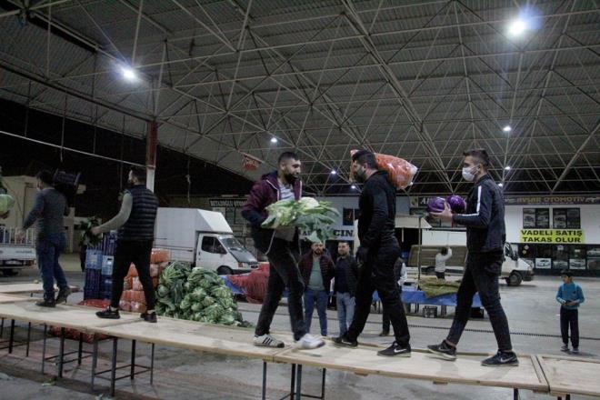 Yaklak 10 dakika sren pazarclarn renkli defilesi mankenlere ta kartrken, izleyici olan arkadalarndan da tam not ald. Pazarclar defilesi havadan drone ile de grntlendi.